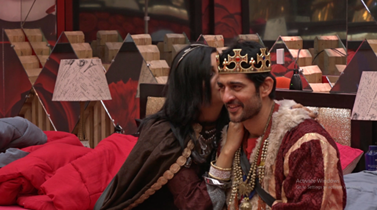 arshi-khan-kisses-hiten-tejwani
