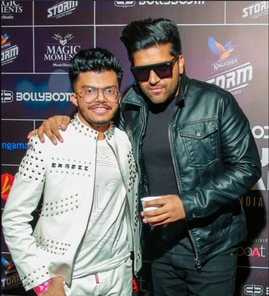 Guru Randhawa acknowledges & supports teen sensation Dj Hardik at live concert in Mumbai