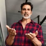 Akshay-Kumar-Donation-Mumbai-Police-Wrist-Bands