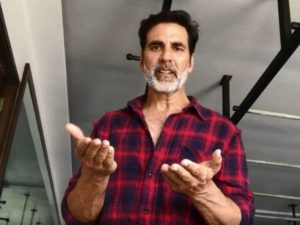 Akshay-Kumar-Donation-Mumbai-Police-Wrist-Bands